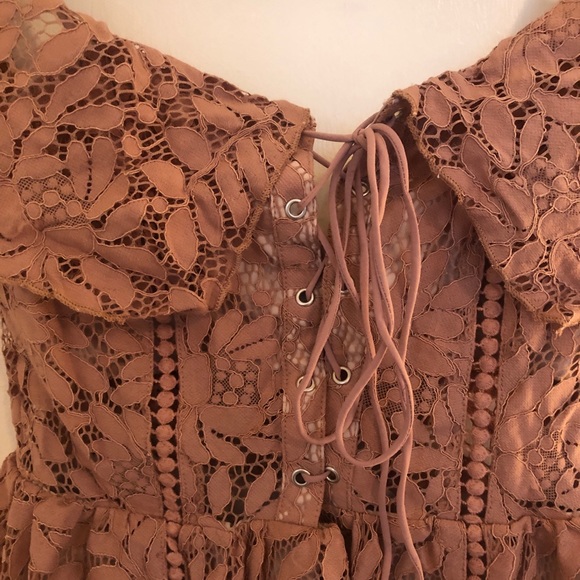 Off the shoulder Lace Tobi Dress - Picture 2 of 4